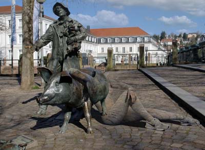 Erste Frühlingssonne am Hallplatz