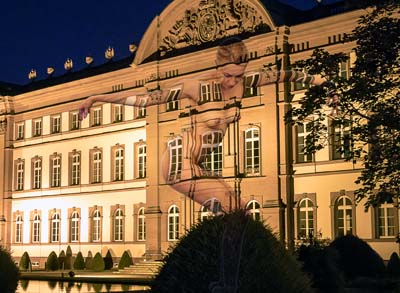 Nächtlicher Tanz auf der Schlossmauer