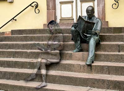 Studierende vorm Alten Rathaus Homburg